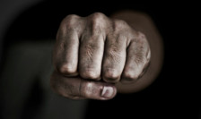 Фудбалски тренер од Куманово нападнат од малолетник од неговиот клуб и неговиот татко | Сител Телевизија