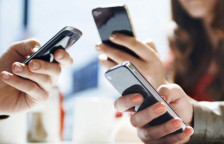 Основците по неколку часа на ден гледаат содржини на телефон, до осмо одделение речиси престануваат да читаат книги | Сител Телевизија