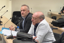 Крмзов во инвалидска количка на првото рочиште за затајување данок | Сител Телевизија