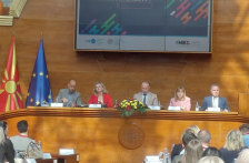 Најголем дел од законите поднесени од Владата одат во редовна постапка, останува примерот да го следат и пратениците | Сител Телевизија