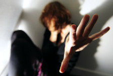 Приведен 22-годишник откако физички, со дрвен предмет ја нападнал невенчаната сопруга | Сител Телевизија