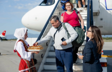 Првите полски туристи од Вроцлав слетаа на аеродромот во Охрид, почнуваат две нови авиолинии од Вроцлав и Катовице | Сител Телевизија