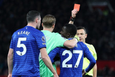 (Видео) Хаос во Евертон: Гуеј доби црвен по судир со свој соиграч! - SportStation.mk