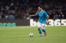 (Видео) „Дијамант од 200 карати“: Елмас поздравен со овации на Диего Армандо Марадона! - SportStation.mk