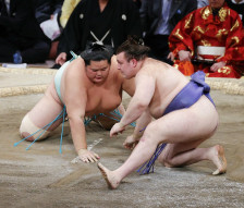 (Видео) Од Украина до врвот на сумото: Аонишики победи и доби година дена пиво и месо! - SportStation.mk