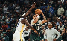 Без Јанис, но со херојот Ролинс: Бакс го покорија Голден Стејт! - SportStation.mk