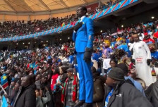 (Видео) Најиздржливиот навивач на светот: 90 минути стоење „мирно“ за историја и чест! - SportStation.mk