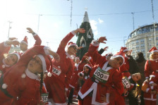 Црвено-бела магија на плоштадот: Рекордни 800 Дедо Мразовци истрчаа за радост во Скопје! - SportStation.mk