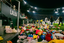 (Видео) Дожд од играчки во Севиља: Спектакуларната божиќна традиција на Бетис повторно го воодушеви светот! - SportStation.mk