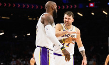 НБА преглед: Лејкерс во драматична победа, хаос во Кливленд, Кари со 48, но без триумф - SportStation.mk