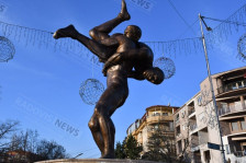 (Фото) Гордоста на Радовиш доби споменик: Откриена биста во чест на боречките легенди - SportStation.mk