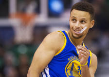 (Видео) Стеф Кари „без коски“ преку цел терен! Немате видено ваков кош! - SportStation.mk