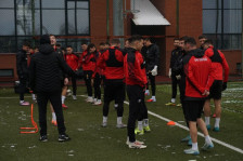 (Фото) Вардар го „чекираше“ летот за Анталија: Закажани 6 силни контролки, еве кој ќе ги тестира „црвено-црните“! - SportStation.mk