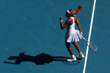 Лекција по култура: Коко Гоф го „замолкна“ безобразниот навивач и застана во одбрана на својата ривалка! - SportStation.mk