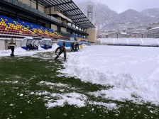 (Видео) Пике со лопата во рака: „Сите на стадион, мора да го исчистиме снегот!“ - SportStation.mk