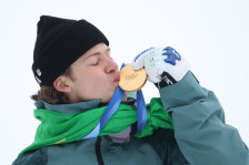 Спектакл во Бормио: Лукас Братен донесе историско прво злато за Бразил и Јужна Америка на Зимските олимписки игри! - SportStation.mk