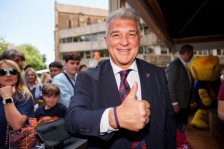 (Видео) Како да препознаете дека доаѓаат избори во Барселона? Лапорта ја фати метлата на „Камп Ноу“! - SportStation.mk