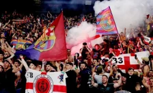 (Видео) Лудило во Барселона: Навивачите со „пеколен“ пречек ги испратија играчите по чудо! - SportStation.mk