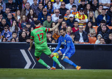 „Неговата сигурност ни ги донесе бодовите“: Тренерот на Валенсија воодушевен од Столе Димитриевски. - SportStation.mk