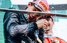 Кога ќе победиш на трка, ама си мал за шампањ! - SportStation.mk