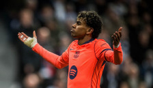 (Видео) Јамал од пенал во 96-та минута ја спаси Барса од пораз на „Сент Џејмс Парк“ - SportStation.mk