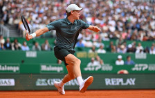 Јаник Синер го „прегази“ Хумберт во Монте Карло пред очите на Усеин Болт! - SportStation.mk