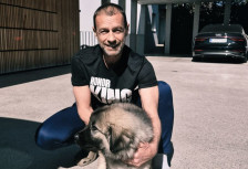 Поздрав од Чеферин: Претседателот на УЕФА ужива со шарпланинецот Македон! - SportStation.mk