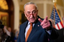 Американскиот сенатор Шумер вели дека биле испратени закани со бомба до три негови канцеларии