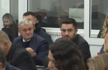 Одбраната на Крешник Бектеши тврди дека не постои ниту еден потпис на лиценца од него, биле издадени со негов факсимил