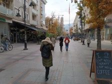 Облачно со утринска магла, приквечер локални врнежи од дожд