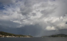 Повеќе од половина Турција под метеоролошка тревога поради обилни врнежи од дожд, бури и лавини