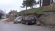 Се сруши потпорен ѕид во Штип, бетонски блокови згмечија автомобили