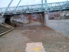 Зголемено нивото на Вардар во Велес, реката излеана на кејот