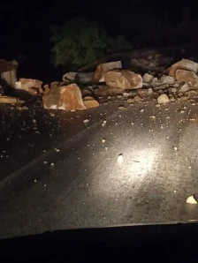 ЦУК: На патниот правец Тетово-Бањиче има падната голема карпа на коловозот, надлежните преземаат мерки