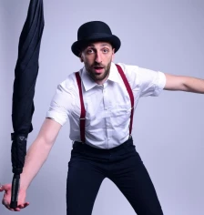 Кумановецот Влад Илиќ најдобар стендап комичар во Британија за 2025: Шансите за успех беа мали, но победи „балканскиот инает“