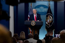 Дефект на претседателскиот авион се појави еден час по полетувањето – Трамп се врати во Вашингтон, а за Давос отпатува со друг авион