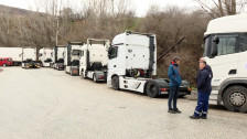 Камионите и денеска паркирани на граничните премини