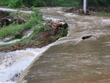 Поплави во Македонија: Во Кичево евакуирани 60 луѓе - поплавени објекти и дворови, а има и одрони на патиштата