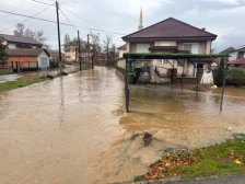 Поплавени земјоделски површини и куќи, се уште исклучително висок водостојот на Вардар во горното течение