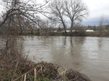 УХМР: Исклучително високи водостои на река Вардар во горниот дел од течението, како и на река Треска каде сè уште има опасност од излевање