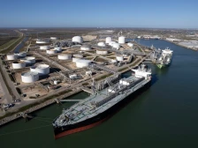 Нафтата оди кон 150 долари, економистите предупредуваат на глобална рецесија