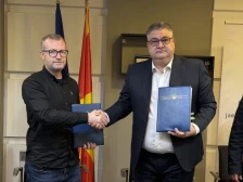 Потпишан колективниот договор за вработените во Министерството за јавна администрација, етапно зголемување на платите до 40 проценти