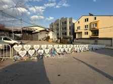 Пред објектот “Пулс” се поставени 63 срциња со имињата на жртвите