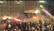 Протест на опозицијата во Тирана, учесниците фрлаа молотови коктели врз зградата на владата и други државни институции