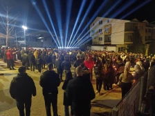 Со минута молк, во 2 часот и 32 минути, оддадена почит во спомен на трагично загинатите во пожарот во Кочани