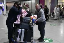 По успешната евакуација од Дубаи, во вторник се очекува уште еден авион од Емиратите, се работи и на извлекување наши граѓани од Бахреин, Катар и Кувајт