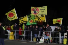 Германија почна контроверзен транспорт на нуклеарен отпад