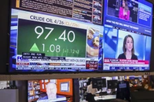 Цената на нафтата падна на помалку од 100 долари по барел по најавата за крај на војната на Блискиот Исток