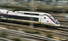 Во судар на брз воз-TGV и камион во северна Франција загина машиновозачот, 27 патници повредени