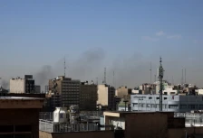 Иран ги таргетира Израел и земјите од Персискиот Залив, пријавени експлозии и во близина на Техеран и Исфахан